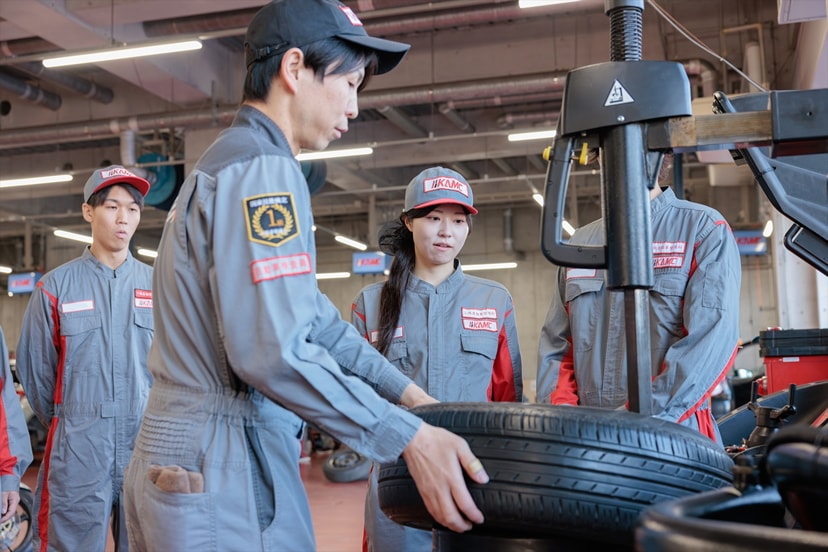 就職後を想定したプロ自動車整備士考案の実習